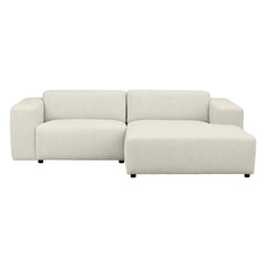 Kolmen istuttava Willard-divaanisohva valkoisella Alice(#101)-kankaalla. Divaani oikealla.