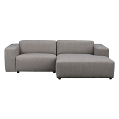 Kolmen istuttava Willard-divaanisohva harmaalla Alice(#149)-kankaalla. Divaani oikealla.