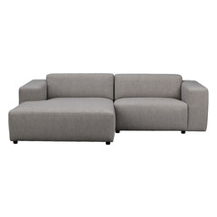 Kolmen istuttava Willard-divaanisohva harmaalla Alice(#149)-kankaalla. Divaani vasemmalla.