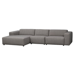 Neljän istuttava Willard-divaanisohva harmaalla Alice (#149) -kankaalla. Divaani vasemmalla.