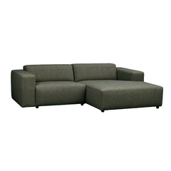 Kolmen istuttava Willard-divaanisohva tummanvihreällä Alice(#162)-kankaalla. Divaani oikealla.