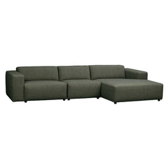 Neljän istuttava Willard-divaanisohva tummanvihreällä Alice (#162) -kankaalla. Divaani oikealla.