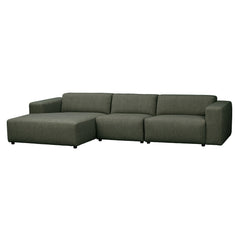 Neljän istuttava Willard-divaanisohva tummanvihreällä Alice (#162) -kankaalla. Divaani vasemmalla.