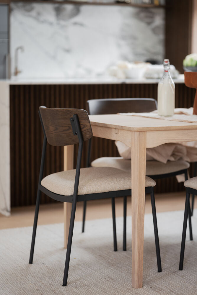 Kuvassa on valkotammenvärinen Markham-ruokapöytä ja Rowicon Maymont-tuolit.