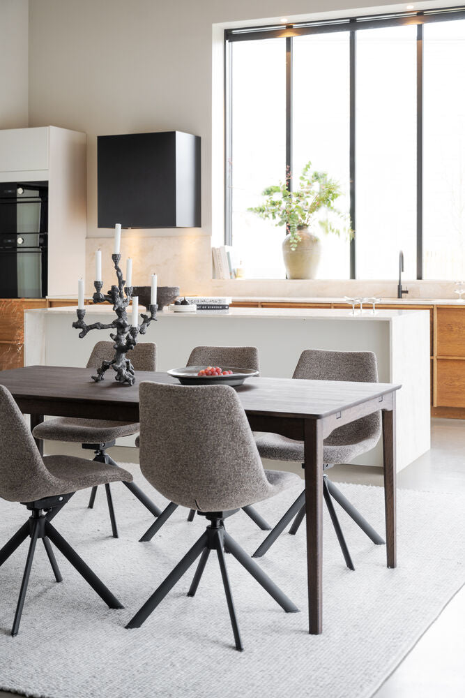 Kuvassa on Dunmore-tuoli tumman beigellä kangasverhoilulla ja mustilla metallijaloilla. Rowicon ruskea Markham-ruokapöytä myydään erikseen.