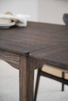 Lähikuvassa näkyy ruskean Markham-ruokapöydän jatkolevy kiinnitettynä.