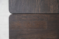 Lähikuvassa näkyy ruskean Markham-ruokapöydän jatkolevy kiinnitettynä.