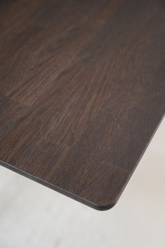 Lähikuvassa ruskea Markham-ruokapöydän jatkolevy.