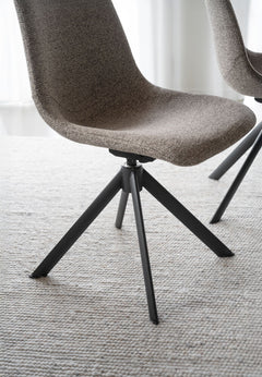 Dunmore-tuoli tumman beigellä kangasverhoilulla ja mustilla metallijaloilla. Tuolissa on pyörivä ja kääntyvä mekanismiominaisuus.