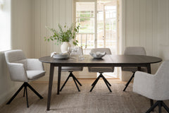 Kuvassa on ruskea ovaalin muotoinen jatkettava Filippa-ruokapöytä jatkettuna mukana tulevalla jatkolevyllä. Ruokaryhmässä kuvatut Rowicon Alison-tuolit myydään erikseen.