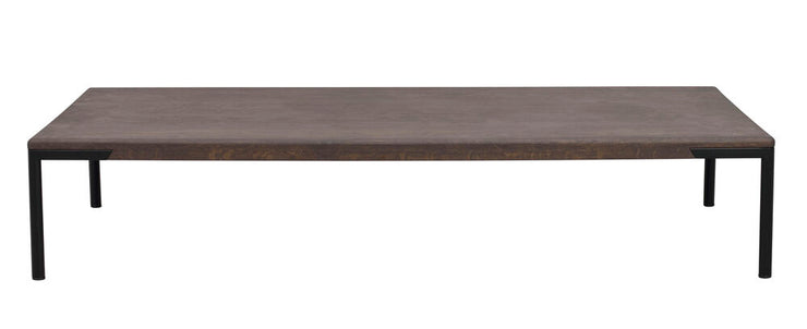 27 cm korkea matalampi Farrell-sohvapöytä ruskealla tammikannella ja mustilla upotetuilla metallijaloilla.