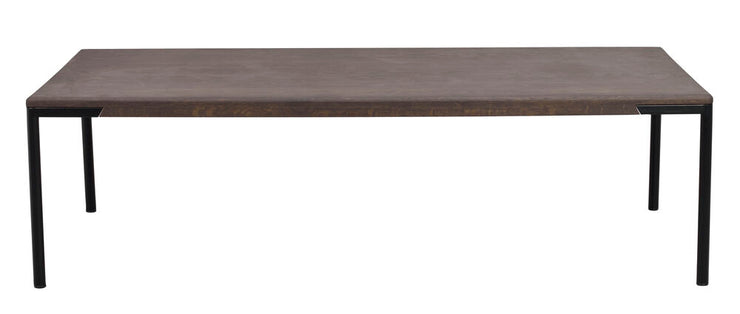 Korkeampi 40 cm Farrell-sohvapöytä ruskealla tammikannella ja mustilla upotetuilla metallijaloilla.