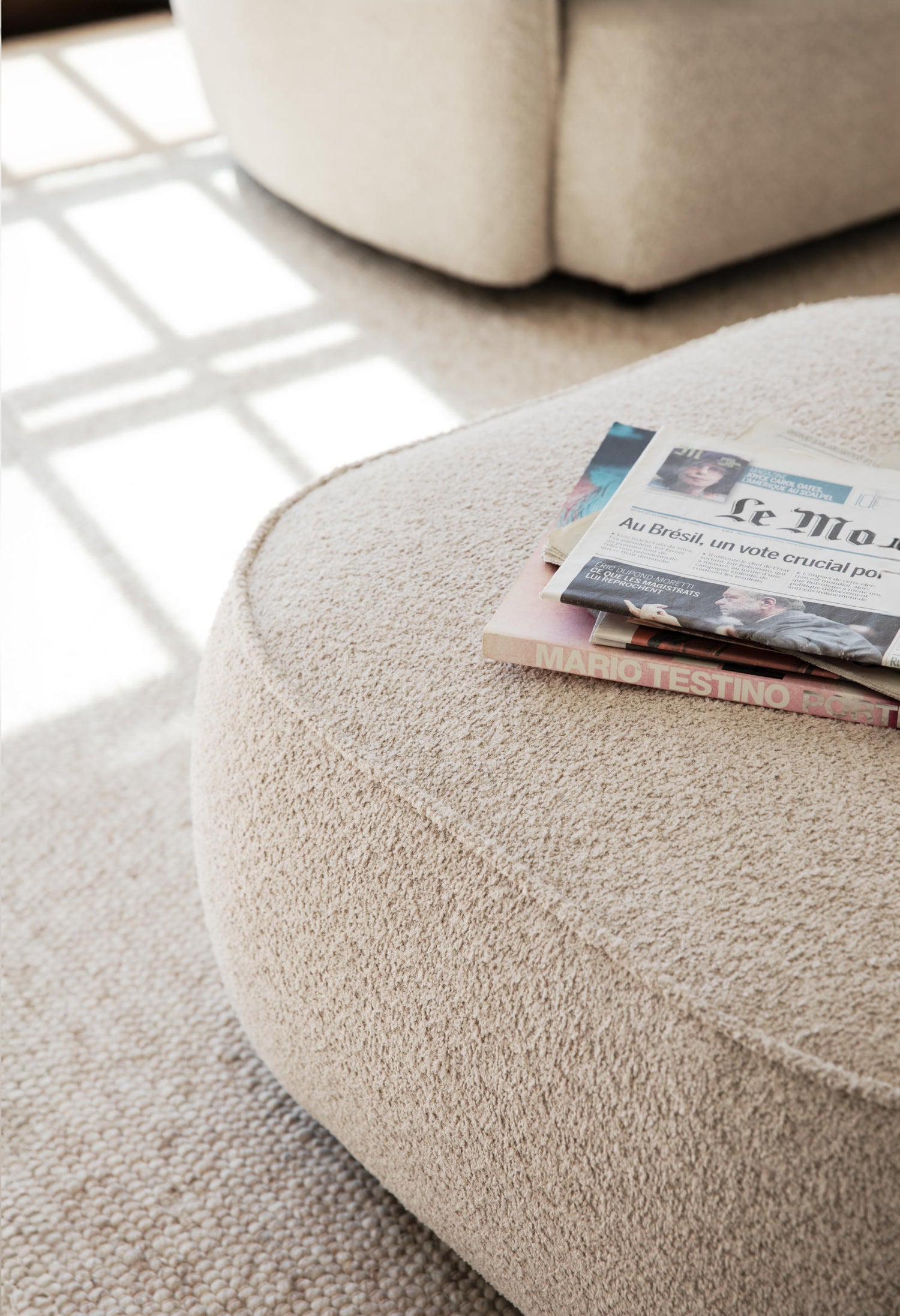 Lähikuvassa vaalean beige Norris-rahi verhoiltuna Chenillen kaltaisella Anna 2-kankaalla. Moduulisohvasarjassa on mustat 5 cm korkeat jalat.