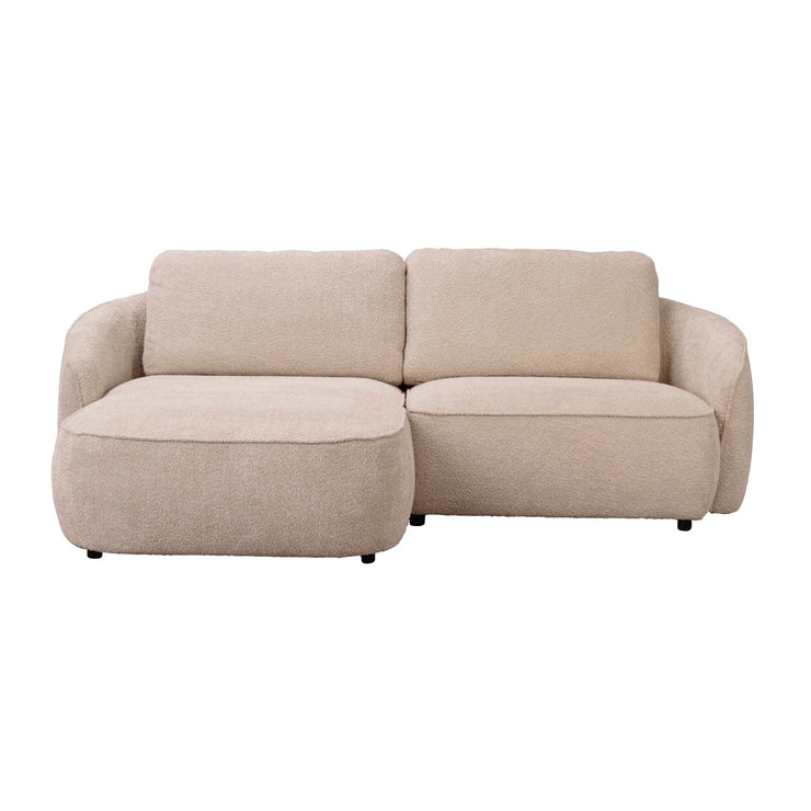 Vaalean beige Norris-divaanisohva vasemmanpuoleisella divaanilla. Sohva on verhoiltu Chenillen kaltaisella Anna 2-kankaalla ja sohvassa on mustat 5 cm korkeat jalat.