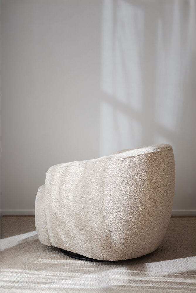 Dermot-nojatuoli, vaalealla beigellä Anna-kankaalla verhoiltuna. Pyörintäominaisuutensa ansioista tuolin visuaalisesti kaunis ulkoasu tulee esille kauttaaltaan.