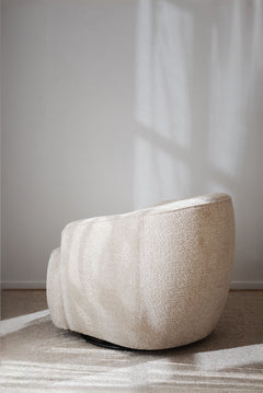 Dermot-nojatuoli, vaalealla beigellä Anna-kankaalla verhoiltuna. Pyörintäominaisuutensa ansioista tuolin visuaalisesti kaunis ulkoasu tulee esille kauttaaltaan.