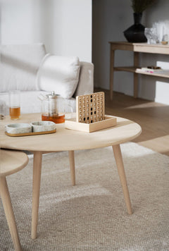 Kuvassa on Tompkins-sohvapöydät  Ø 60 ja 90 cm, valkotammenvärisenä. Eri kokoisista sohvapöydistä saa ihastuttavan sarjapöytäkokonaisuuden. Sohvapöydät myydään erikseen.