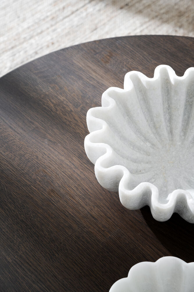 Kuvassa näkyy Tompkins-sohvapöydän tammipintaa ruskeana (koriste-esineiden alla).