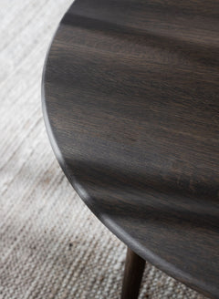 Kuvassa näkyy Tompkins-sohvapöydän tammipintaa ruskeana.