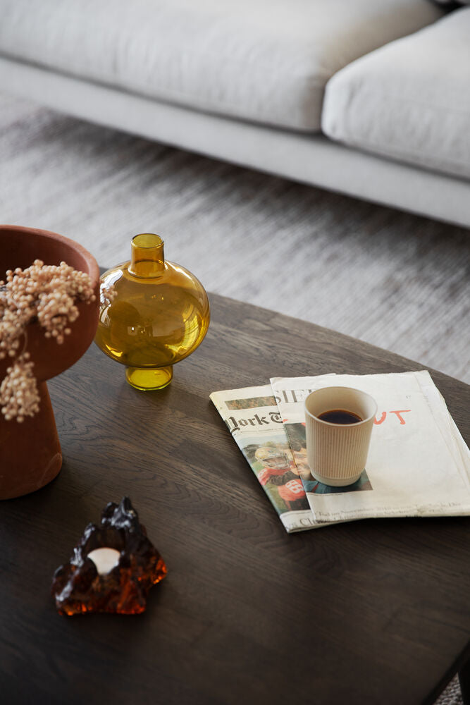 Kuvassa näkyy neliön Tompkins-sohvapöydän ruskeaa tammikantta.