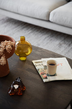 Kuvassa näkyy neliön Tompkins-sohvapöydän ruskeaa tammikantta.