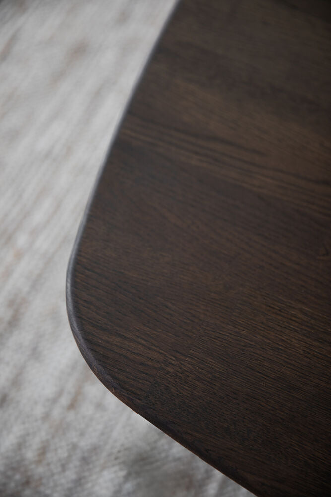 Kuvassa neliön Tompkins-sohvapöydän ruskea tammikansi.