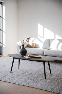 Kuvassa on ruskea Tompkins-sohvapöytä, ovaalin/ellipsin muotoinen.