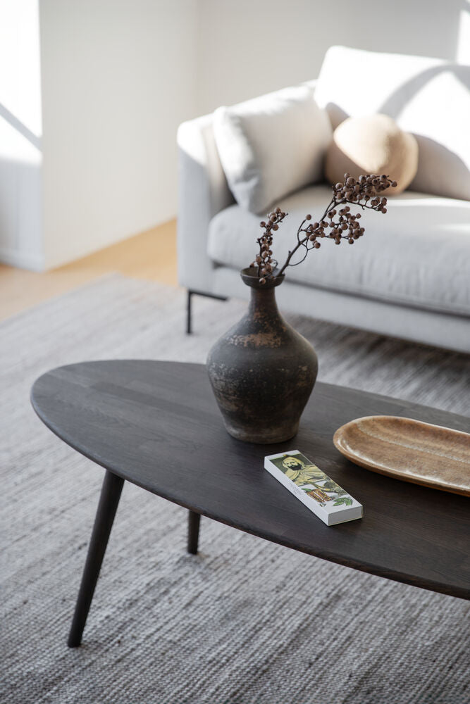 Kuvassa on ruskea Tompkins-sohvapöytä, ovaalin/ellipsin muotoinen.