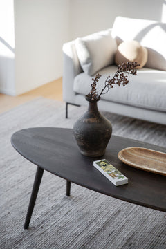 Kuvassa on ruskea Tompkins-sohvapöytä, ovaalin/ellipsin muotoinen.