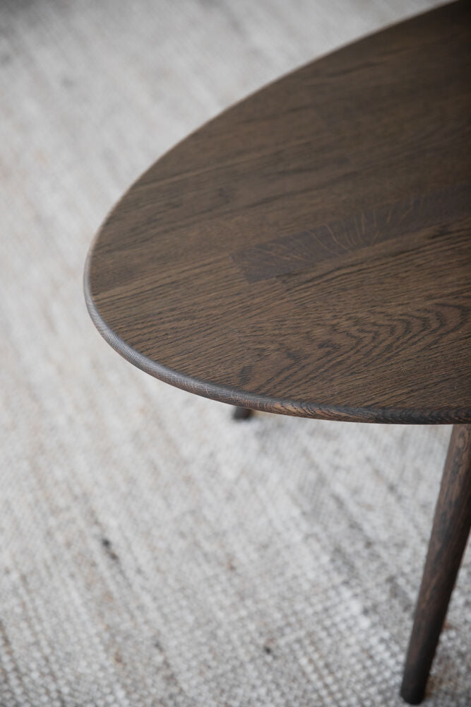 Kuvassa on ruskea Tompkins-sohvapöytä, ovaalin/ellipsin muotoinen.