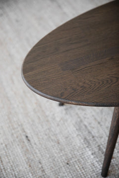 Kuvassa on ruskea Tompkins-sohvapöytä, ovaalin/ellipsin muotoinen.