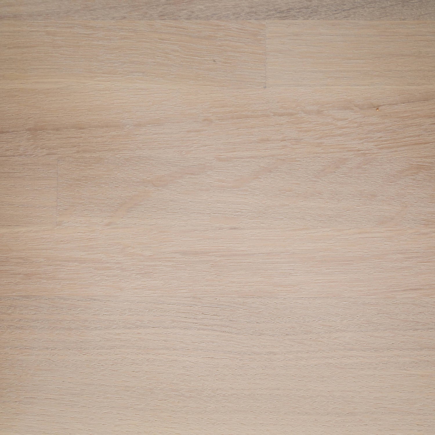 Lähikuvassa on Clapperton ruokapöydän valkotammenvärinen kannen pinta.