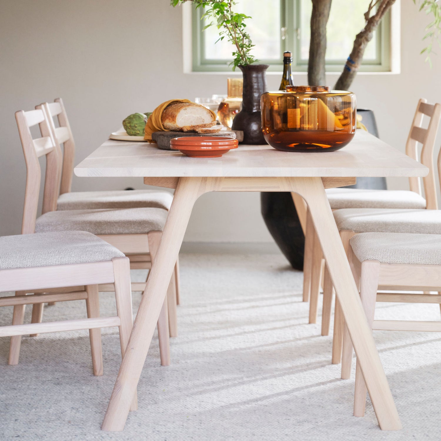 Kuvassa on Clapperton ruokapöytä valkotammenvärisenä. Kuvan Rowicon tuolit myydään erikseen.