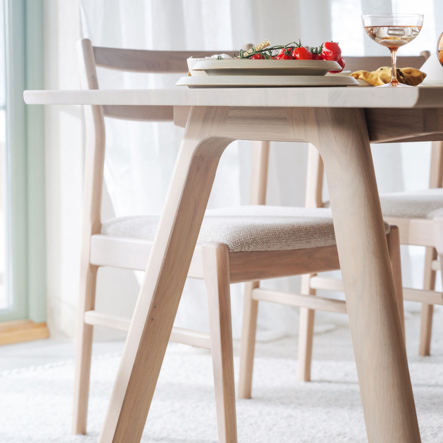 Lähikuvassa on Clapperton ruokapöytä valkotammenvärisenä.