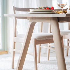 Lähikuvassa on Clapperton ruokapöytä valkotammenvärisenä.