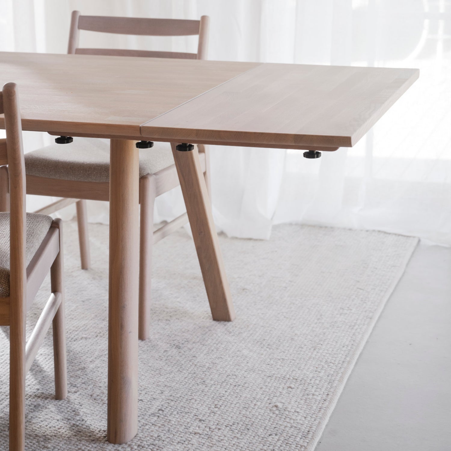 Clapperton ruokapöydän jatkolevy asennettuna, valkotammenvärisenä. Ruokapöytä myydään erikseen.