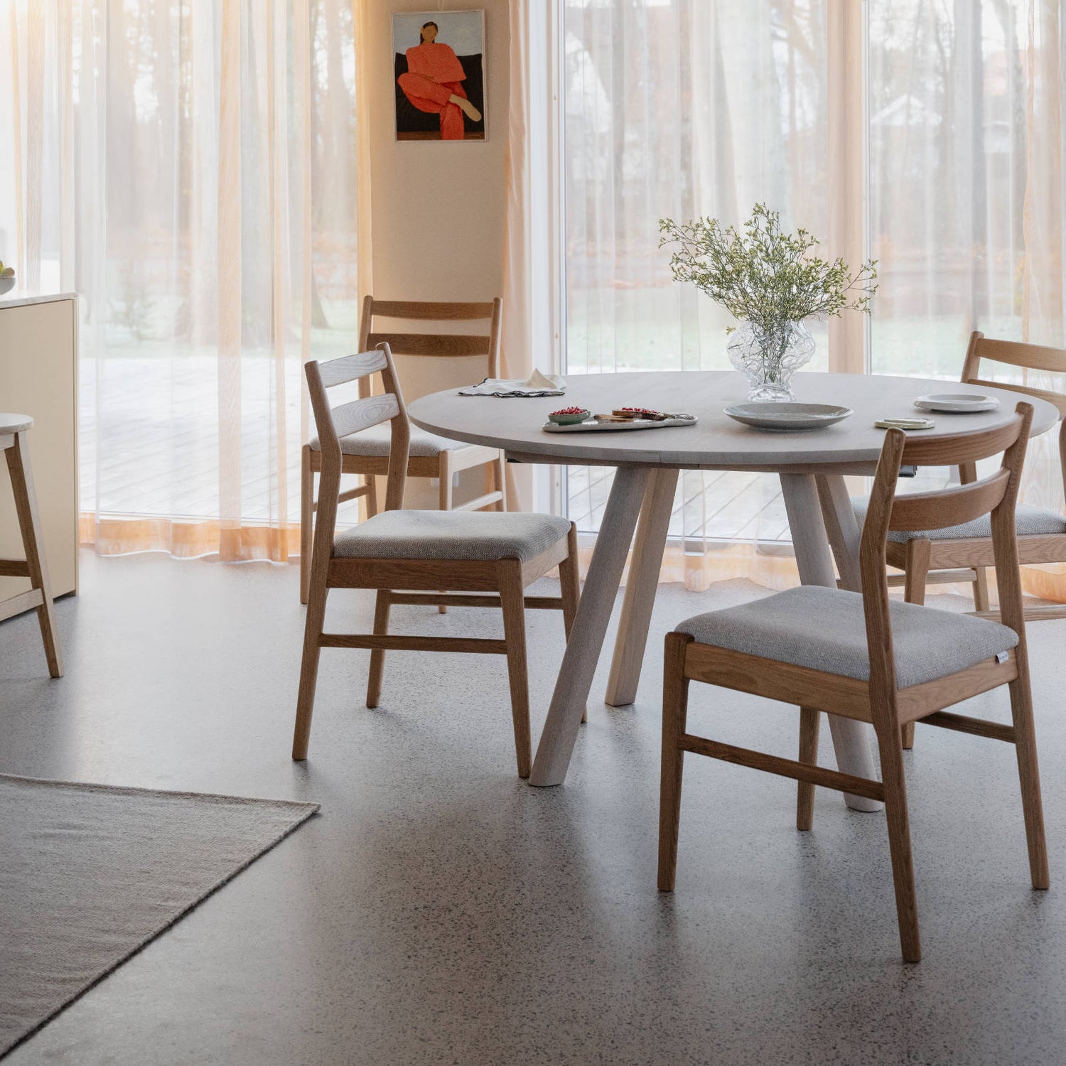 Kuvassa on pyöreä Clapperton ruokapöytä valkotammenvärisenä. Kuvan ruokaryhmän Rowicon Kerwin-tuolit myydään erikseen.