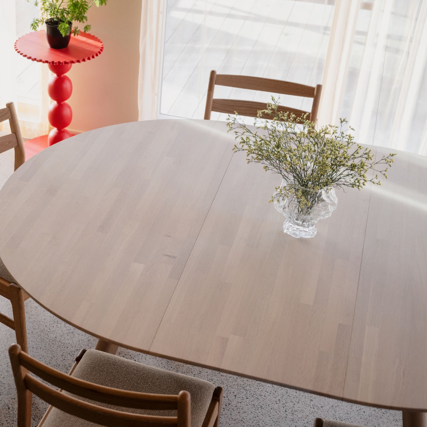 Kuvassa on Clapperton pyöreän ruokapöydän jatkolevy valkotammenvärisenä. Rowicon ruokapöytä ja Kerwin-tuolit myydään erikseen.