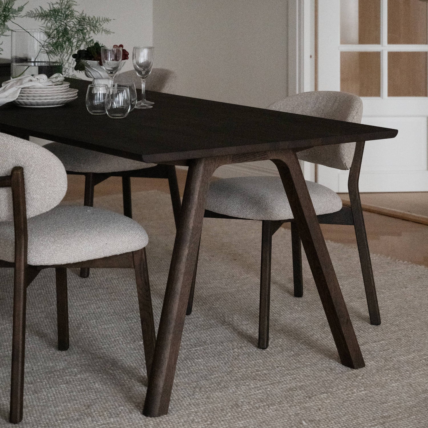 Kuvassa on Clapperton ruokapöytä ruskeana.