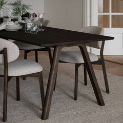 Kuvassa on Clapperton ruokapöytä ruskeana.