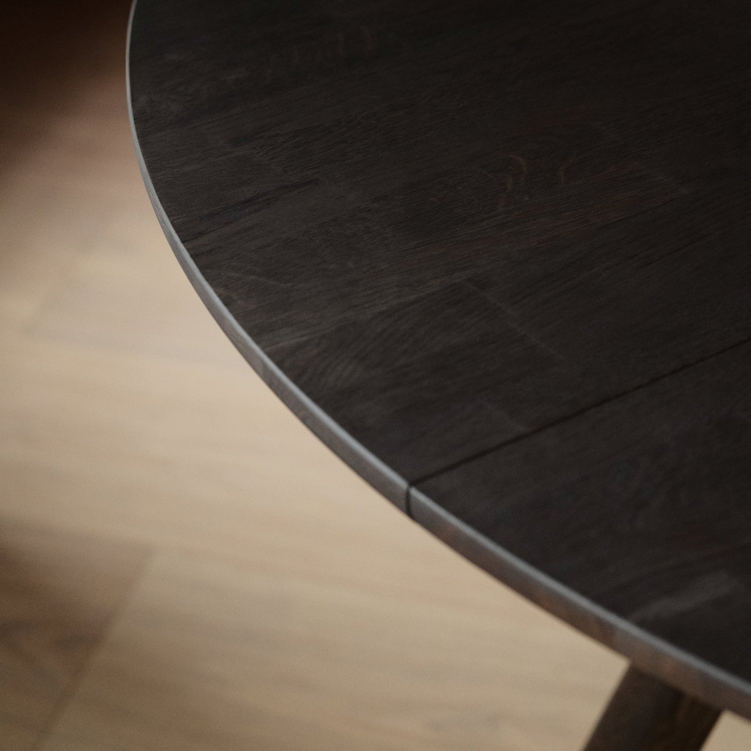 Lähikuvassa on Clapperton ruokapöydän tummanruskea kannen pinta.