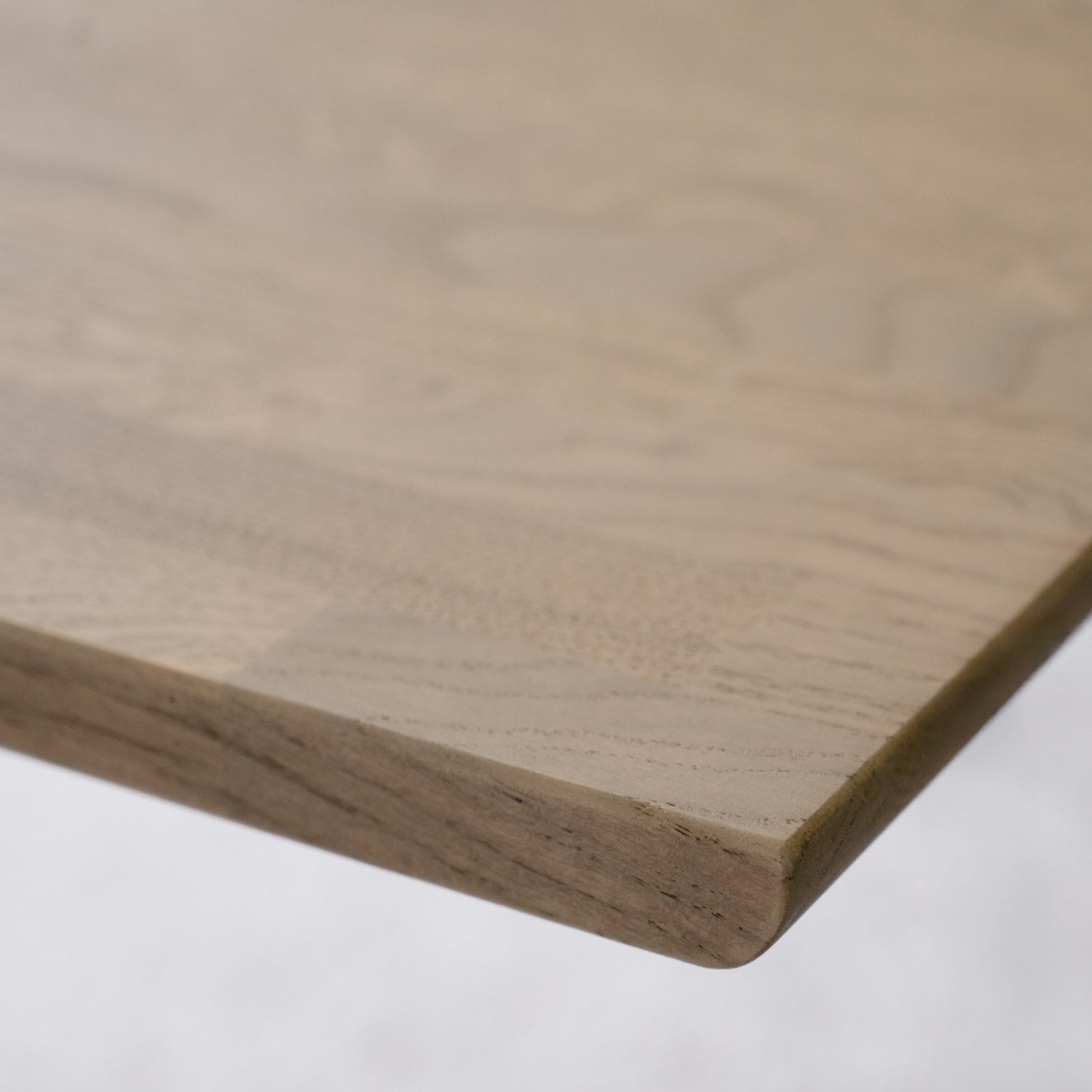 Lähikuvassa on hiekanvärisen Clapperton ruokapöydän pinta.