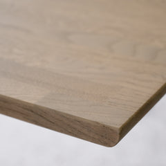 Lähikuvassa on hiekanvärisen Clapperton ruokapöydän pinta.