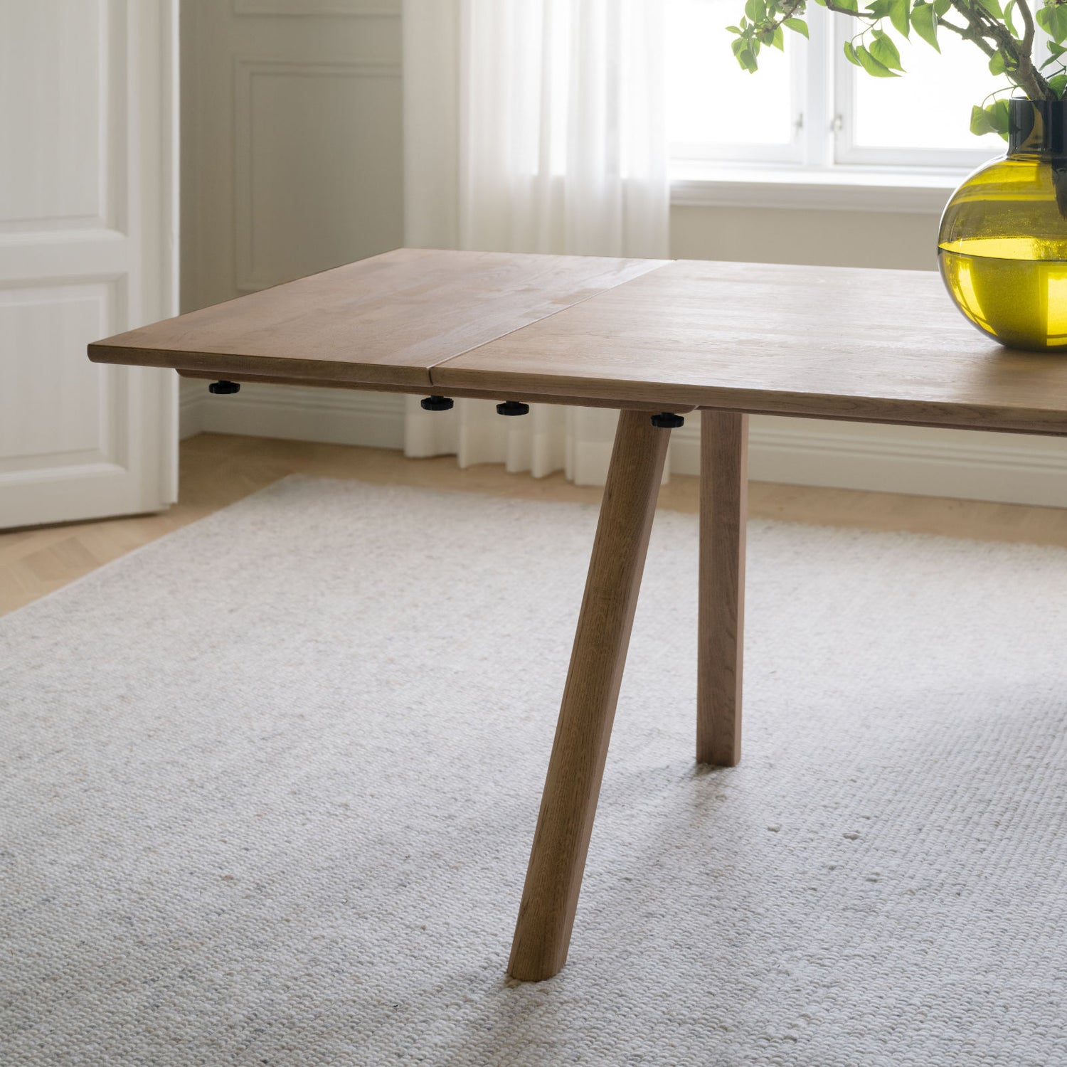 Clapperton ruokapöydän jatkolevy asennettuna, valkotammenvärisenä. Ruokapöytä myydään erikseen.