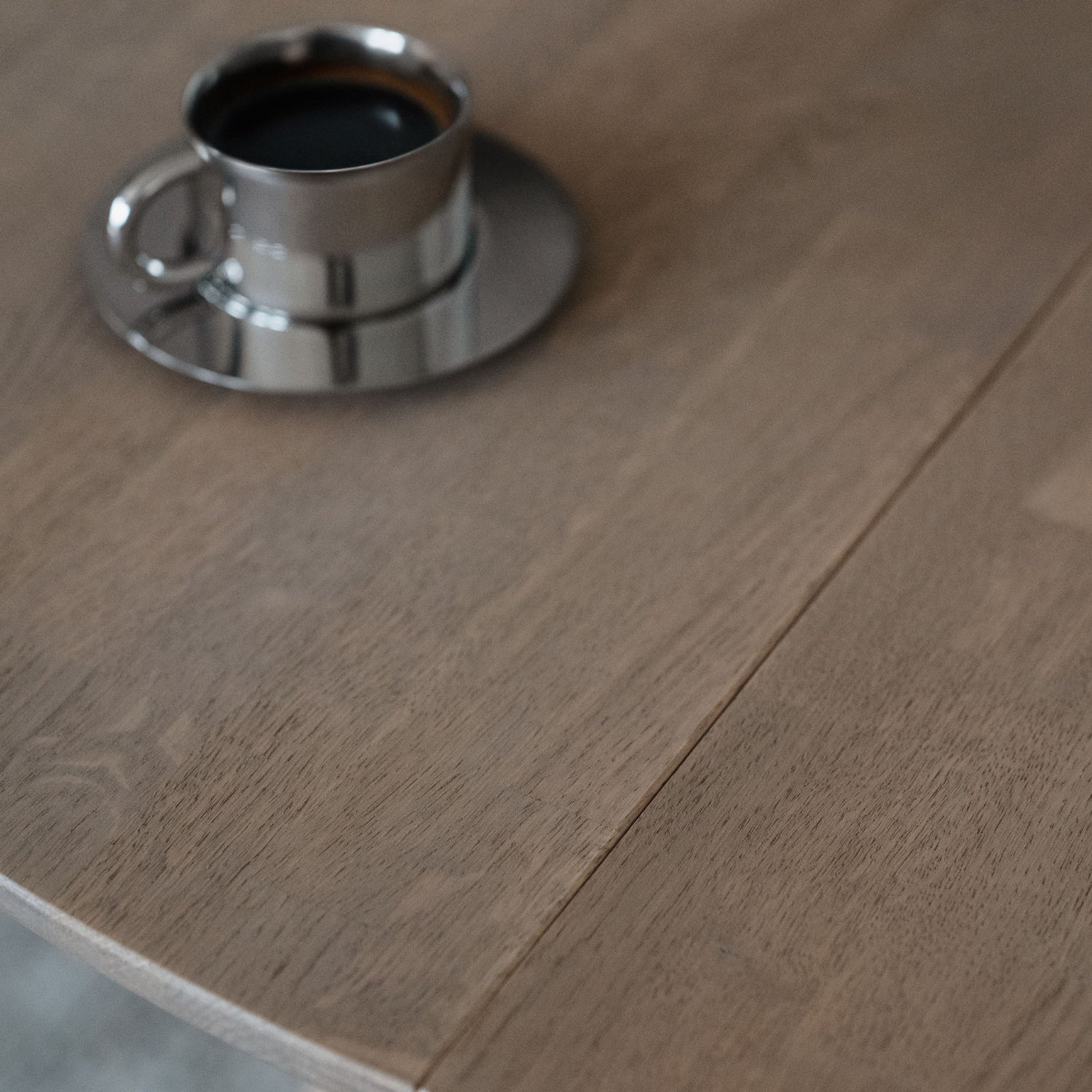 Lähikuvassa on Clapperton ruokapöydän hiekanvärinen kannen pinta.