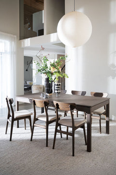 Kuvassa on ruskea Gardner-ruokapöytä erikseen myytävien Rowicon Rodham-tuolien kanssa.