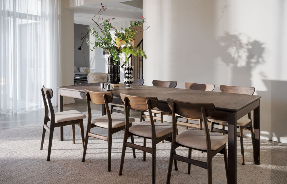 Kuvassa on ruskea Gardner-ruokapöytä erikseen myytävien Rowicon Rodham-tuolien kanssa.