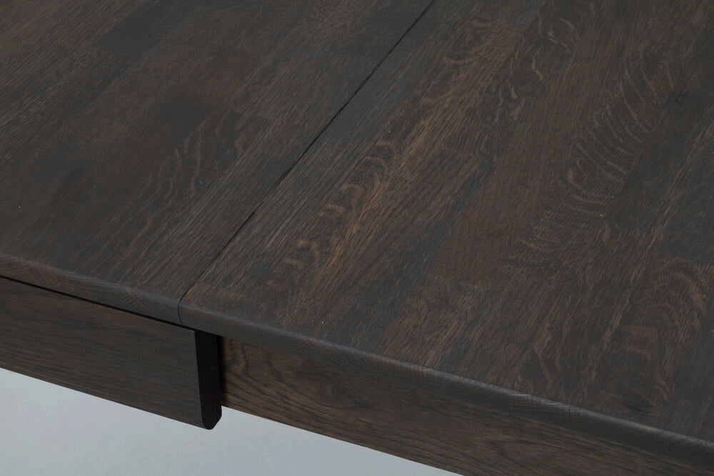 Kuvassa on ruskean Gardner-ruokapöydän kannen pintaa.