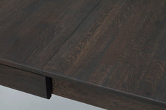 Kuvassa on ruskean Gardner-ruokapöydän kannen pintaa.