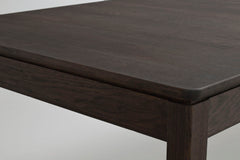 Kuvassa on ruskean Gardner-ruokapöydän kannen ja rungon pintaa pintaa.